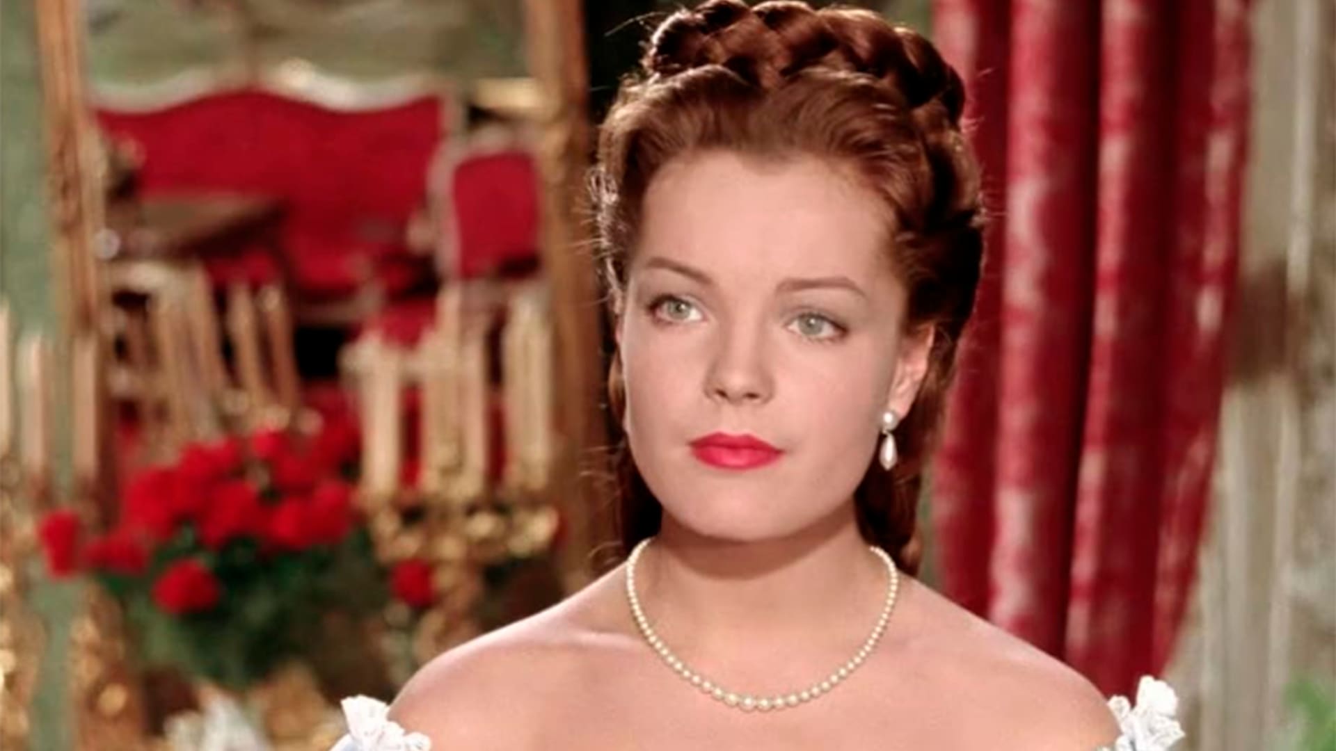 Romy Schneider, la dulce princesita que se rebeló ante su madre nazi, vivió un eterno romance con Alain Delon y murió atormentada por el dolor