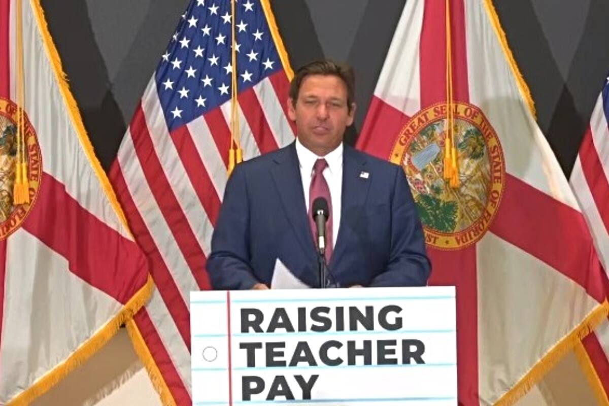 Ron DeSantis anunció su compromiso de aprobar un aumento en la financiación de los salarios de los maestros