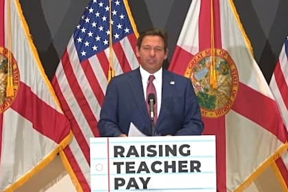 Ron DeSantis anunció su compromiso de aprobar un aumento en la financiación de los salarios de los maestros