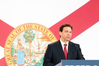 Ron DeSantis aseguró que las cárceles del estado ya no dan abasto para alojar a inmigrantes indocumentados, por lo que buscaran implementar dos nuevos centros de detención