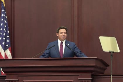 Legisladores criticaron el uso de fondos públicos en viajes internacionales de funcionarios, como el del secretario de la Lotería de Florida a París