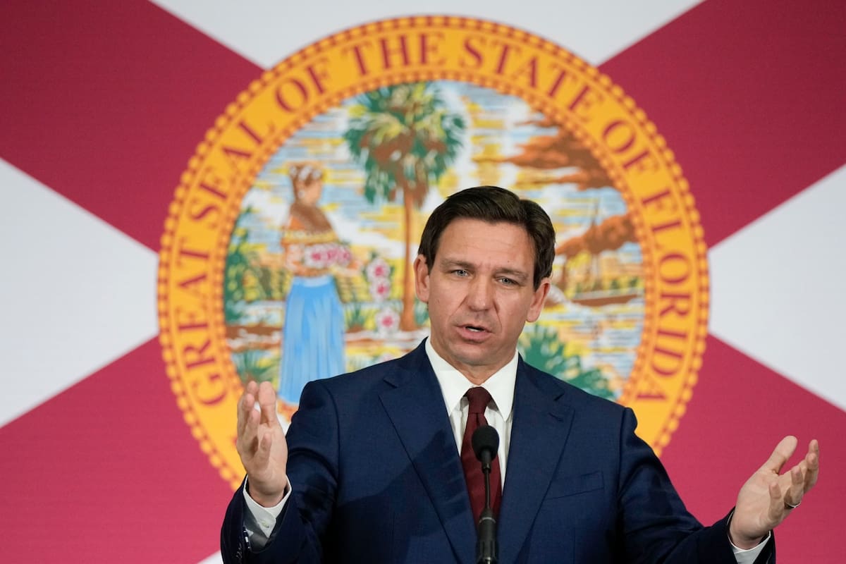 Ron DeSantis busca aprobar una enmienda constitucional para que las elecciones de Junta Escolar sean partidarias (AP Foto/Rebecca Blackwell)