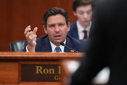 Ron DeSantis celebró la operación como parte de su política de "mano dura", mientras activistas alertan sobre riesgos a derechos fundamentales