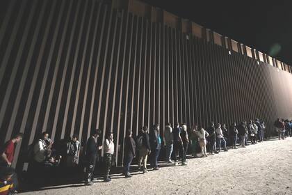 Ron DeSantis dijo que hará una realidad la promesa de Donald Trump para que México pague por el muro fronterizo (Archivo)