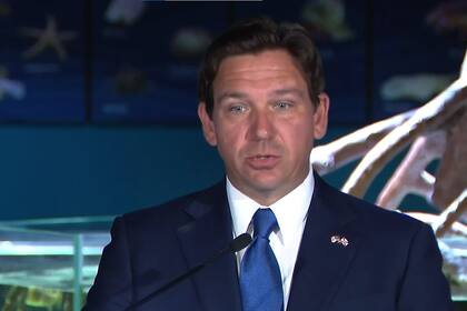 Ron DeSantis en la conferencia de prensa donde propuso expulsar a acosadores de judíos en las universidades
