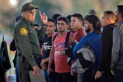 Ron DeSantis enfatizó su propuesta para terminar con el ingreso de personas sin documentos a través de las fronteras (Archivo)
