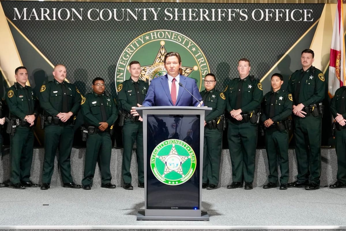 Ron DeSantis entregó cheques de US$5000 a nuevos oficiales en el condado de Marion como parte del programa que busca fortalecer las fuerzas del orden en Florida y atraer policías de otros estados