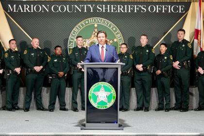 Ron DeSantis entregó cheques de US$5000 a nuevos oficiales en el condado de Marion como parte del programa que busca fortalecer las fuerzas del orden en Florida y atraer policías de otros estados