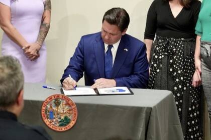 Ron DeSantis firmó dos leyes que impactan en los menores en Florida
