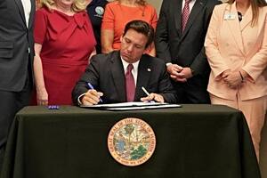 DeSantis firmó una ley en Florida que previene estafas en la compra de propiedades vinculadas al clima
