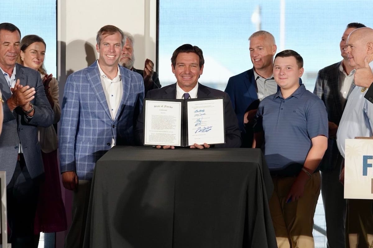 Ron DeSantis firmó este 2025 diversas normativas que impactaron en la vida de los migrantes de Florida
