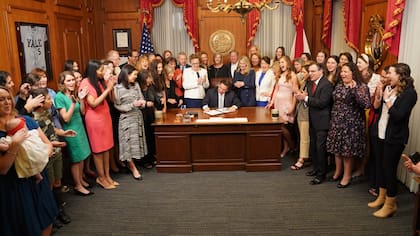 Ron DeSantis firmó la Ley de protección de los latidos del corazón, el 13 de abril de 2023