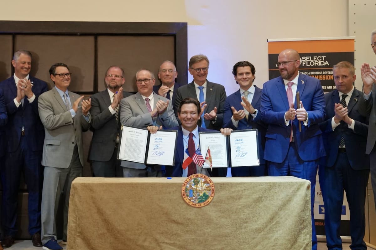 Ron DeSantis firmó la ley SB 1662 en París durante un evento oficial, con la meta de modernizar el transporte en Florida y proteger el suelo costero clave para lanzamientos espaciales