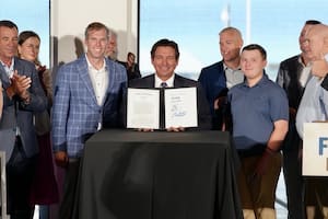 Ron DeSantis firmó la ley SB 830, que autoriza la remoción inmediata de embarcaciones improvisadas utilizadas para transportar migrantes por mar hacia Florida