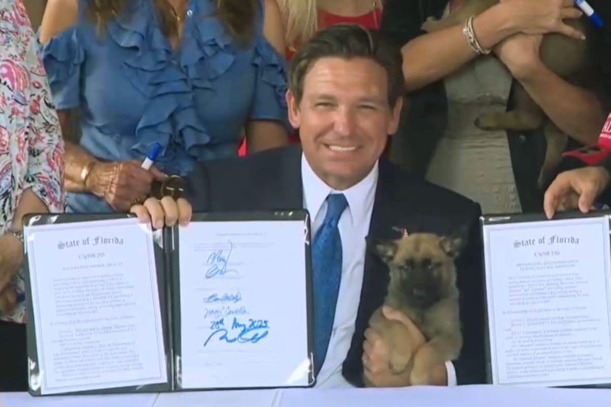 Ron DeSantis firmó la Ley Trooper y la Ley Dexter durante un acto oficial en Loxahatchee, en respuesta a dos casos de crueldad animal que conmocionaron al estado
