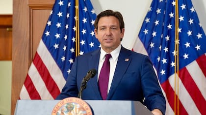 Ron DeSantis firmó un ley "agresiva" contra los migrantes de Florida