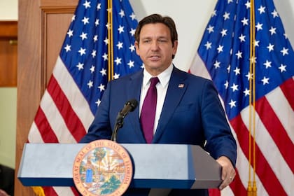 Ron DeSantis firmó un ley "agresiva" contra los migrantes de Florida