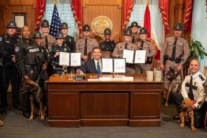 Ron DeSantis firmó un proyecto de ley que le da protección especial a los perros policía