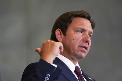 Ron DeSantis firmó una norma que afecta a las licencias de conducir para inmigrantes indocumentados de otros estados