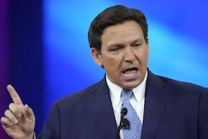 Ron DeSantis firmó una nueva ley que aumenta las sanciones por robos a comercios y minoristas en Florida