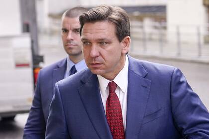 Ron DeSantis fue a Iowa con más de media docena de agentes en su equipo de seguridad personal