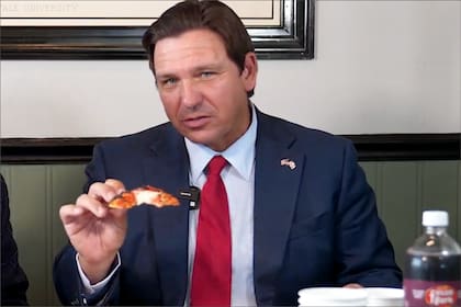 Ron DeSantis, gobernador de Florida, fue hasta el famoso local de New Haven para probar la pizza que es furor en las redes