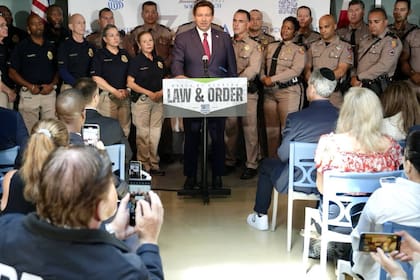 Ron Desantis, gobernador de Florida, obliga a los condados a colaborar con ICE bajo amenaza de retirar fondos federales