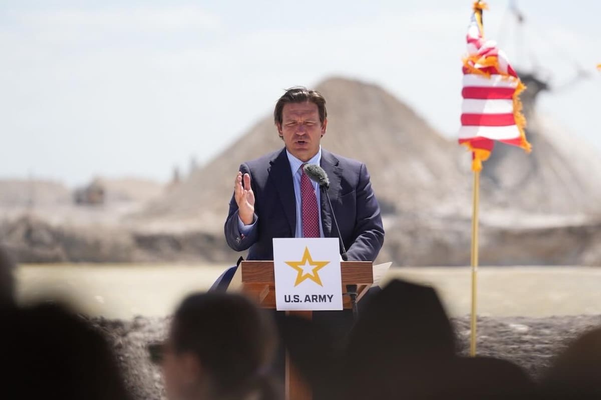 Ron DeSantis participó del anuncio de la finalización del proyecto de desvío de descargas del estuario del Canal C-23 en Florida