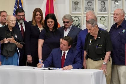 Ron DeSantis promulgó dos leyes que afectan las escuelas públicas de Florida