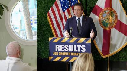 Ron DeSantis realizó una conferencia de prensa en Bayside Kraft Kitchen en Crystal River el viernes 21 de noviembre de 2025 y se refirió al plan de Trump en la Costa del Golfo