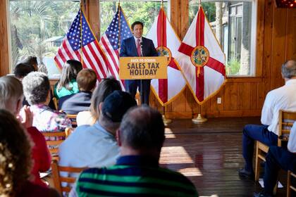 Ron DeSantis también criticó el avance de la inteligencia artificial, al considerar que suprime la experiencia y la autonomía humanas