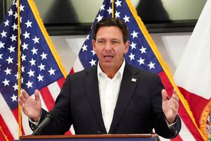 Ron DeSantis tiene un extraño hábito; así lo mostró en un discurso
