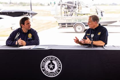 Ron DeSantis y Greg Abbott, gobernadores de Florida y Texas respectivamente
