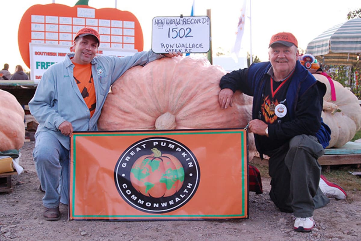 Ron Wallace, cultivador de Rhode Island, Estados Unidos, junto a la calabaza de 1431,5 kilos que estableció un nuevo récord mundial.