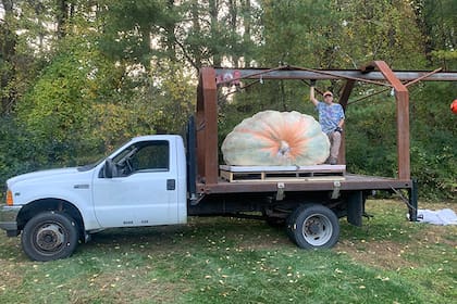 Ron Wallace posa junto a su calabaza gigante de 1431,5 kilos, con la que recuperó el récord Guinness de la calabaza más pesada del mundo en una competencia realizada en Rhode Island, Estados Unidos, el 10 de octubre de 2026