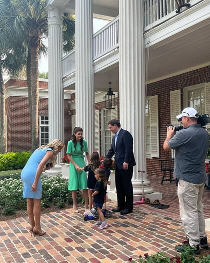 Ron y Casey DeSantis estuvieron en el programa Fox & Friends, conducido por la presentadora Ainsley Earhardt