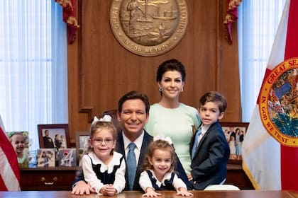 Ron y Cassey DeSantis posan con sus tres hijos; el gobernador de Florida podría ser un candidato en las elecciones presidenciales de 2024 en EE.UU.