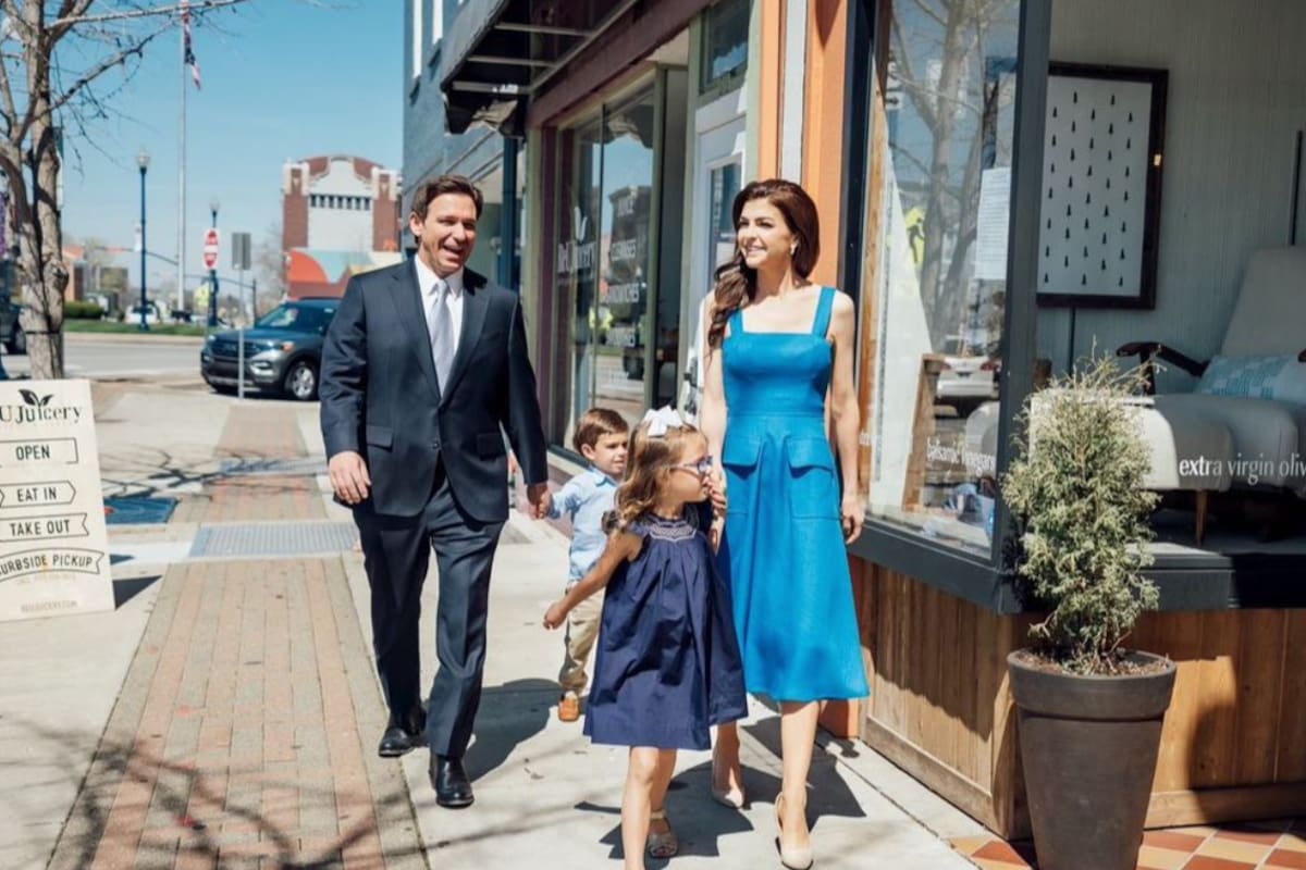 Ron y Cassey DeSantis posan con sus tres hijos en Troy, Ohio