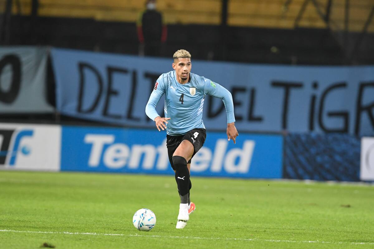 Ronald Araujo con la camiseta uruguaya; pese a su lesión, el entrenador charrúa, Diego Alonso, lo incluyó en la lista preliminar de 55 futbolistas de cara a Qatar 2022