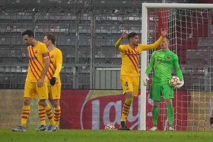 Ronald Araújo del Barcelona reacciona tras el tercer gol del Bayern en el partido de la Liga de Campeones, el miércoles 8 de diciembre de 2021. (AP Foto/Matthias Schrader)