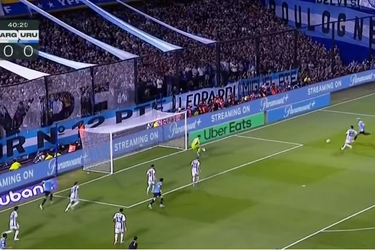 Ronald Araújo se apresta a rematar para conseguir el 1-0 de Uruguay contra la selección argentina en el primer tiempo en La Bombonera.