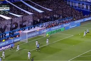Ronald Araújo se apresta a rematar para conseguir el 1-0 de Uruguay contra la selección argentina en el primer tiempo en La Bombonera.