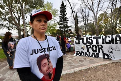 Ronald Guerra fue asesinado hace seis meses y su madre, Liliana, pide justicia