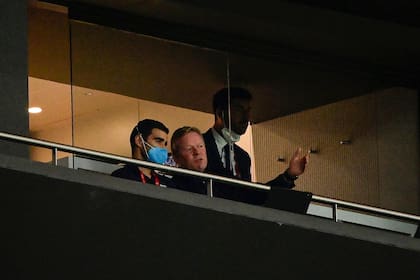 Ronald Koeman, entrenador de Barcelona, observa el partido de su equipo frente al Atlético de Madrid desde uno de los palcos; el neerlandés estaba suspendido y ordenó los cambios por teléfono en la derrota 2-0 de su equipo.