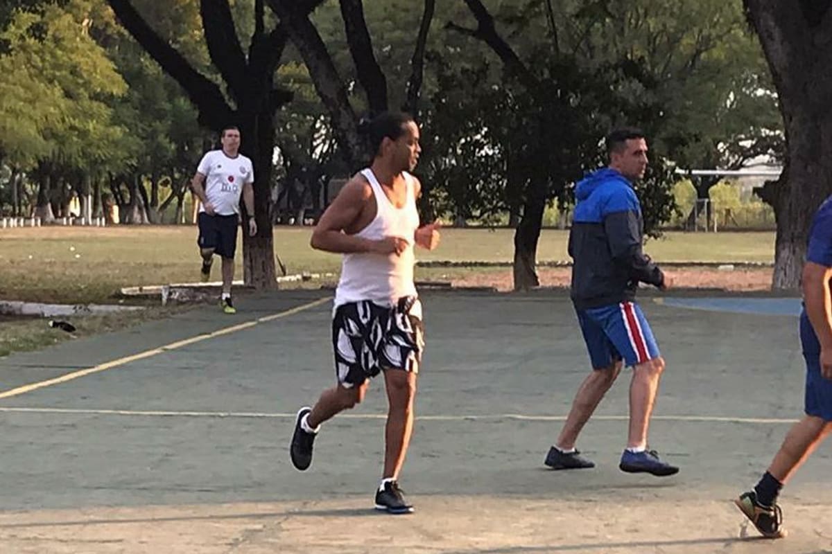 Ronaldinho, en acción en la cárcel paraguaya