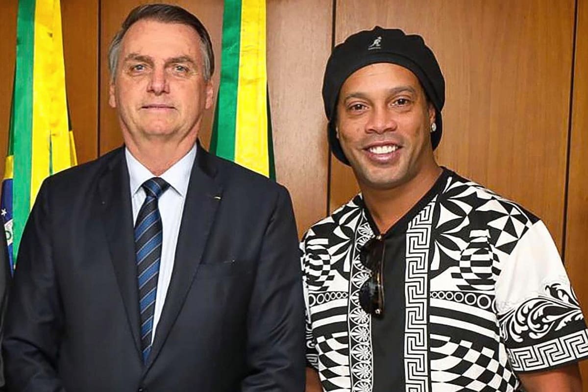 Ronaldinho, en un encuentro con el presidente de Brasil, Jair Bolsonaro, en junio de 2019. El exfutbolista apoyó la candidatura de Bolsonaro en las elecciones presidenciales.