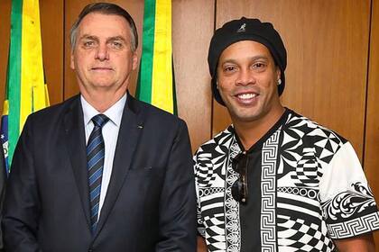 Ronaldinho, en un encuentro con el presidente de Brasil, Jair Bolsonaro, en junio de 2019. El exfutbolista apoyó la candidatura de Bolsonaro en las elecciones presidenciales.