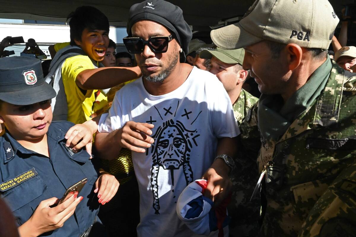 Ronaldinho fue demorado en Asunción por la policía paraguaya