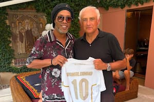 Ronaldinho fue presentado por un club de la tercera división de Italia e ilusiona al mundo con el "gol 300"