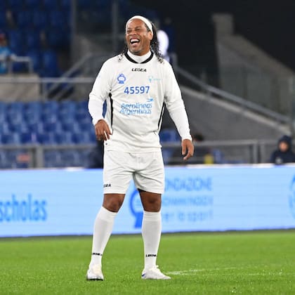 Ronaldinho mostró sus destrezas futbolísticas en el partido por la paz